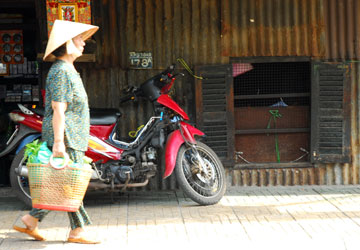 Bi hài cuộc đua nâng đường - nâng nhà - Bài 1: Nhà bỗng thành hang!